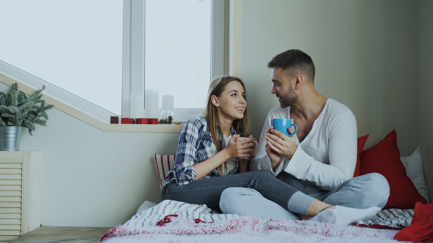 Paar im entspannten Gespräch beim Kaffee – Verbindung im Alltag