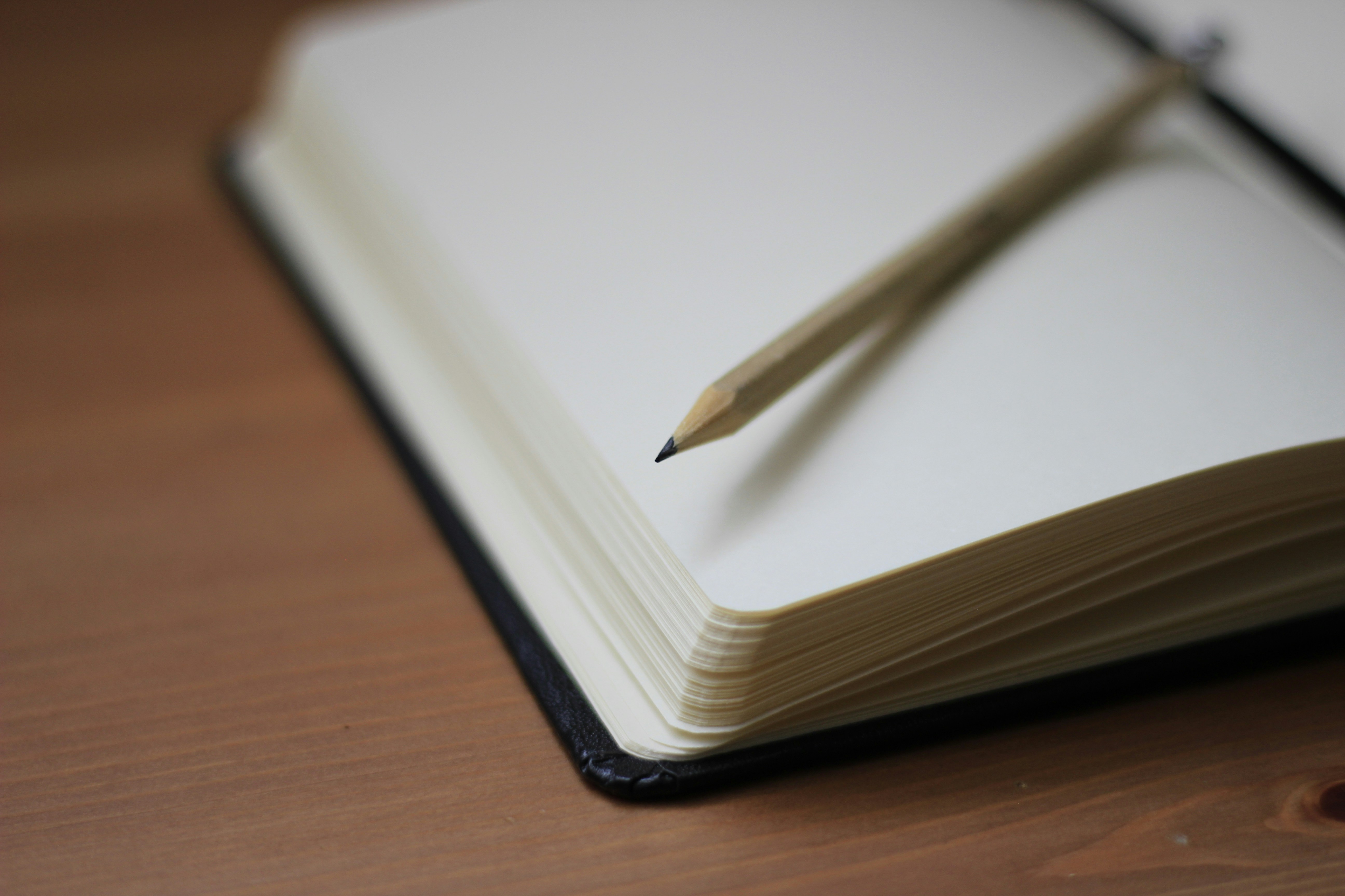 Notizbuch und Stift auf einem Tisch