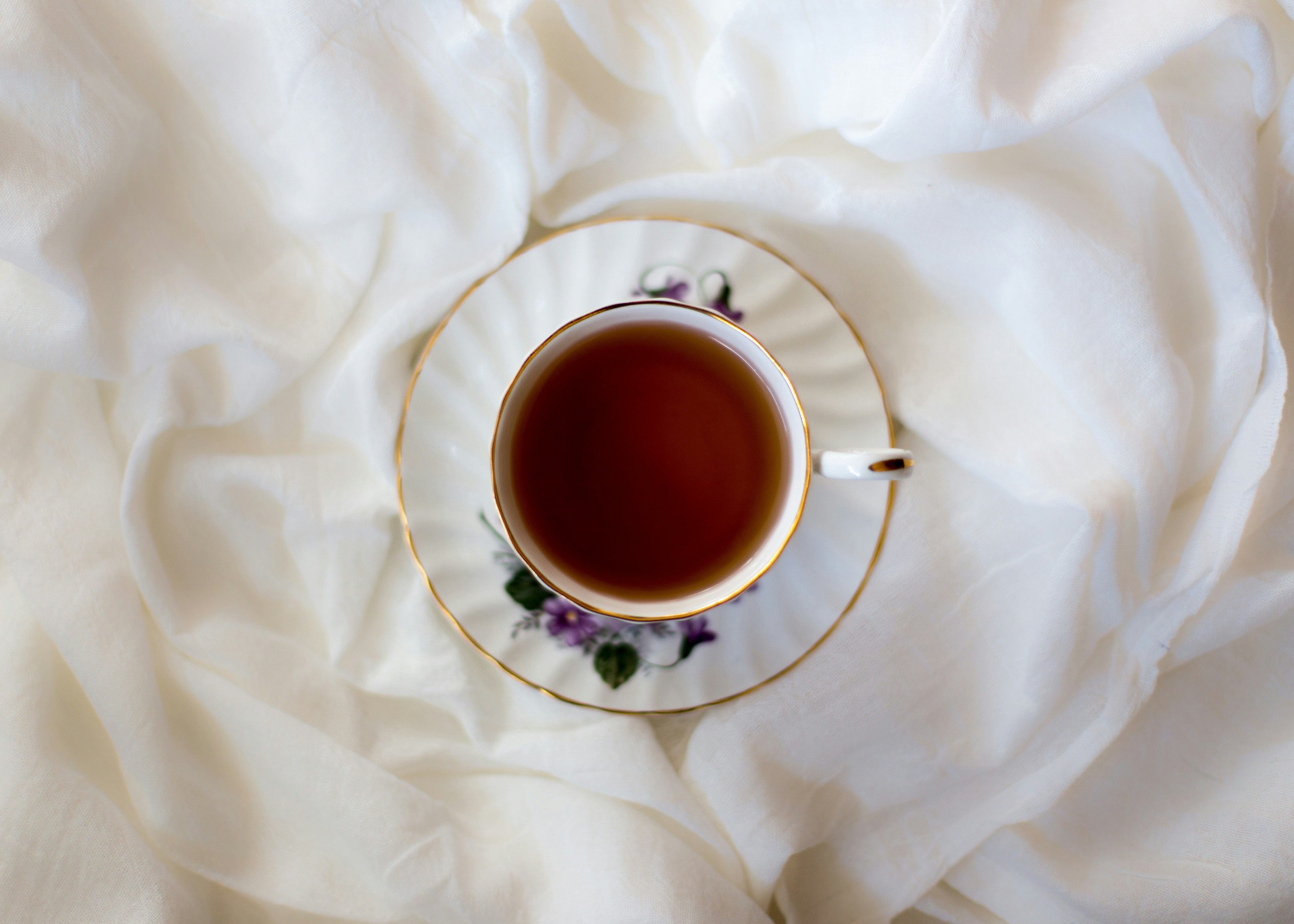 Tasse Tee auf weißem Stoff